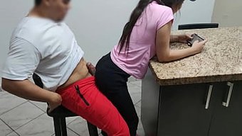 Genç Latin Üvey Kız Kardeş, Üvey Erkek Kardeşinin Büyük Penisini Baştan Çıkarır Ve Üzerinde Biner.