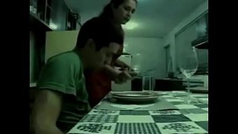 Bir Baba Ve Oğul, Bir Anne Ile Cinsel Aktiviteye Giriyor