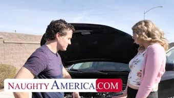 Sarışın Bebek Elle Mcrae, Komşu Ilişkisinde Doğal Poposunu Siktiriyor