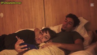 Üvey Kız Kardeşimle Film Izlerken Ona Karşı Koyamadım Ve Kucağımda Bir Blowjob Verdi.