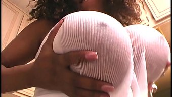 Yakışıklı Bir Adam, Iri Doğal Memeli Siyahi Kadını Sertçe Becerdi.