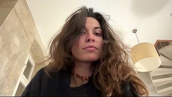 Kızı Yalayarak Ve Sert Seksle Boşalttı