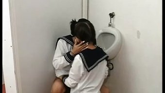 Alman Genç, Okul Tuvaletinde Dar Amını Yalatıyor