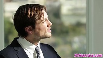 Ofis Asistanı, Patronu Tarafından Masada Sakso Çekiyor Ve Yüzüne Sikişiyor