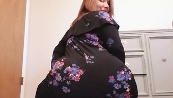 Büyük Güzel Kadın Büyük Bir Poposuyla Arkadan Beceriliyor