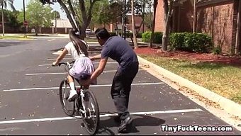 Emily Mena'Nın Minyon Vücudu Ve Büyük Yarak Becerileri Yaramaz Bir Videoda