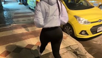 Tatlı Bir Kız, Yeni Hayranıyla Buluşup Onunla Birlikte Ayrılıyor.