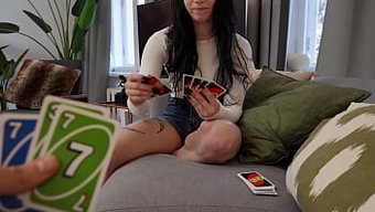 Erotik Uno'Nun Kolej Oyunu Sırasında Planlanmamış Striptiz Ve Boşalma