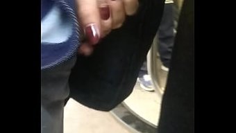 Onunla Metrobüste Sohbet Ederken Kendi Zevkime Dalıyorum