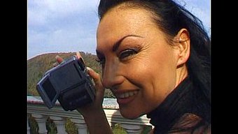 Bailey Hooper Ve Laura Angel'In Metrodaki Sıcak Sahnesi - Bölüm 1