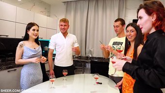 Katty West Ve Darcy Dark'La Öğrenci Orgyası; Parti Yapmaya Bayılan Iki Tatlı Kız.