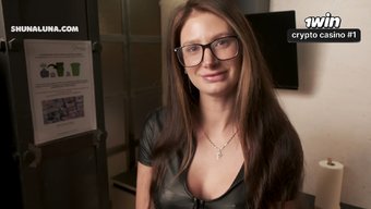 Ateşli Sekreter Iş Seyahatinde Patronuyla Sikişiyor.