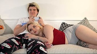 Tatlı Üvey Kız Kardeş Ritmi O Kadar Tuttu Ki Neredeyse Yatağı Bozuyordu.