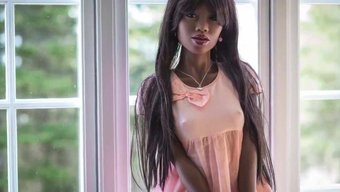 Ebony Seks Bebek Oyuncakla Oral Ve Anal Zevk Deneyimliyor