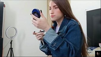 Genç Bir Kız, Ebeveynleri Dışarıdayken Amcasıyla Kirli Işlere Giriyor.