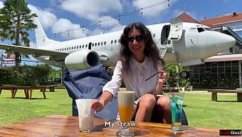 Güzel Bir Kadın Cumwalk'A Gider Ve Beklediğinden Fazlasını Alır.