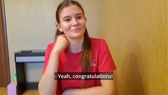 Yan Komşu Kız Ağzına Ve Vajinasına Büyük Bir Sik Alıyor.