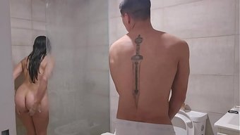 Üvey Kız Kardeşimden Bir Havlu Sakladım Ki Onu Sikebileyim.