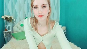 Sarışın Saçlı Muhteşem Fahişe, Kendini Tatmin Ederken Cosplay Yapıyor