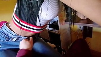 Genç Üniversite Öğrencisi, En Iyi Arkadaşıyla Tutkulu Bir Seksin Tadını Çıkarıyor