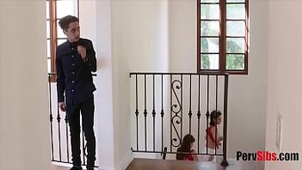 Iki Üvey Kız Kardeş, Bakire Erkek Kardeşleriyle Baştan Çıkarıp Seks Yapıyor