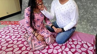 Hintli Kardeş Boşandıktan Sonra Kız Kardeşini Samimi Dokunuşla Rahatlatıyor