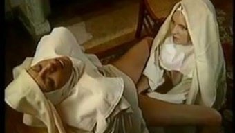 Üç Kadın Manastırda Arzularını Tatmin Ediyor