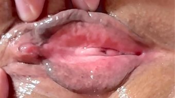 Amatör Bir Çift, Aralarında Ateşli Karşılaşmalara Bayılan Taş Gibi Bir Kadının Da Olduğu, Samimi Bir Anı Paylaşıyor.