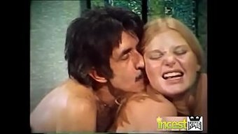 Baba'Nın Kızı Sadece Bir Banyo Zamanı Fırçasından Daha Fazlasını Alıyor