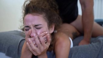 Boşalırken Çığlık Atıyor Ve Bağırıyor