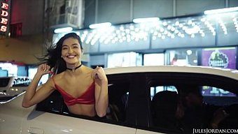 Emily Willis, Arabada Iki Erkek Tarafından Yüzüne Sikişiyor Ve Hakim Oluyor