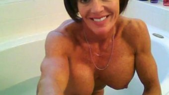 Büyük Doğal Göğüslere Sahip Milf, Web Kamerasında Banyonun Tadını Çıkarıyor