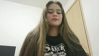 Cinsel Olarak Uyarılmış Üvey Kız Kardeşimden Harika Bir Oral Seks Aldım (Bölüm 1).