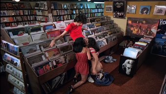 Retro 70'Lerin Rekor Mağazasındaki Üçlü