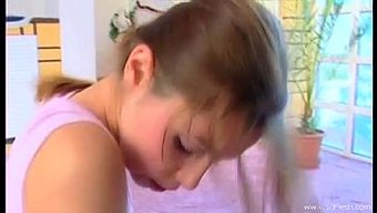 Sevimli Çift, Pembe Saçlı Bebek Pavlina Ile Sert Seksin Tadını Çıkarıyor