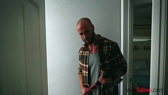 Üvey Kızın Yasak Arzusu, Üvey Babasıyla Perili Bir Evde Üçlüye Yol Açıyor