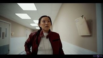 Blake Ve Kimmy Ile Nemli Bir Ortamda Vahşi Lezbiyen Seks