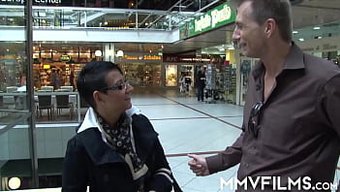 Kısa Saçlı Ve Gözlüklü Alman Olgun El Işi Ve Sakso Veriyor