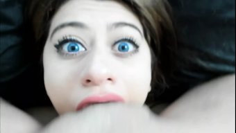 Genç Boğazcıyla Sıcak Oral Seans Sırasında Yoğun Bakışlar