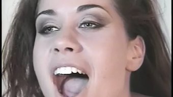 Iki Genç Esmer Sıcak Duş Zevkine Dalıyor