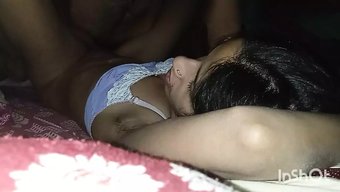 Ince Ve Azgın Bir Eş, Kocasını Bir Gloryhole'Da Gizemli Bir Adamla Aldatıyor