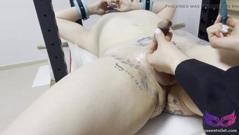 Asyalı Bir Kadın, Kölesini Tıraş Edip Dövme Yaparak Bdsm Seansına Hazırlıyor.