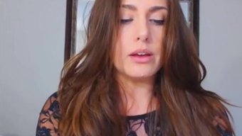 Şaşırtıcı Kıvrımlı Amatör Bebek Web Kamerasında Kendini Tatmin Ediyor