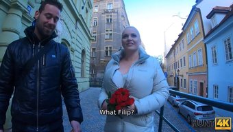 Büyük Doğal Göğüslü Güzellik, Kıvrımlı Vücudunu Tatmin Etmek Için Adamının Sert Sikini Alıyor.