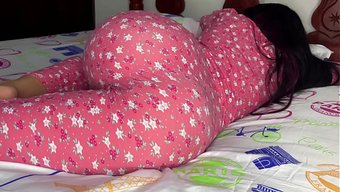 Üvey Kızımın Götünü Pijamalarla Izlemeye Bağımlı Oldum – Sapık Üvey Babam Beni Sertçe Becermek Istiyor.