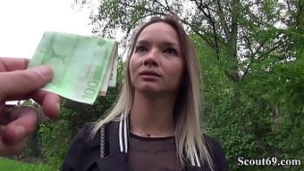 Genç Ve Ince Dövmeli Genç Monika, Halka Açık Alanda Yoğun Seks Için Baştan Çıkarıyor