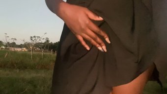 Orta Yaşlı Kadın, Tek Başına Oyun Yoluyla Aydınlanma Arıyor