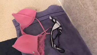 Duş Hortumu Ve Titreşimli Oyuncakla Duygusal Solo Oyun