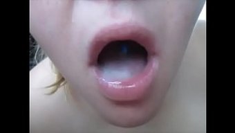 Boşalma Sürprizi: Olgun Kadın Halka Açık Bir Yerde Sakso Çekiyor