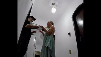 Kuryeci Eve Geldi Ve Çıplak Bir Kadının Kendiyle Oynadığını Gördü.